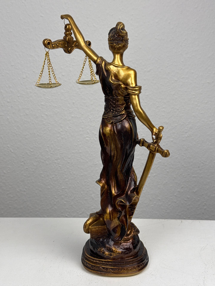 Justitia Szobor – A Törvény és Igazságosság Jelképe (Antikolt bronz hatású)