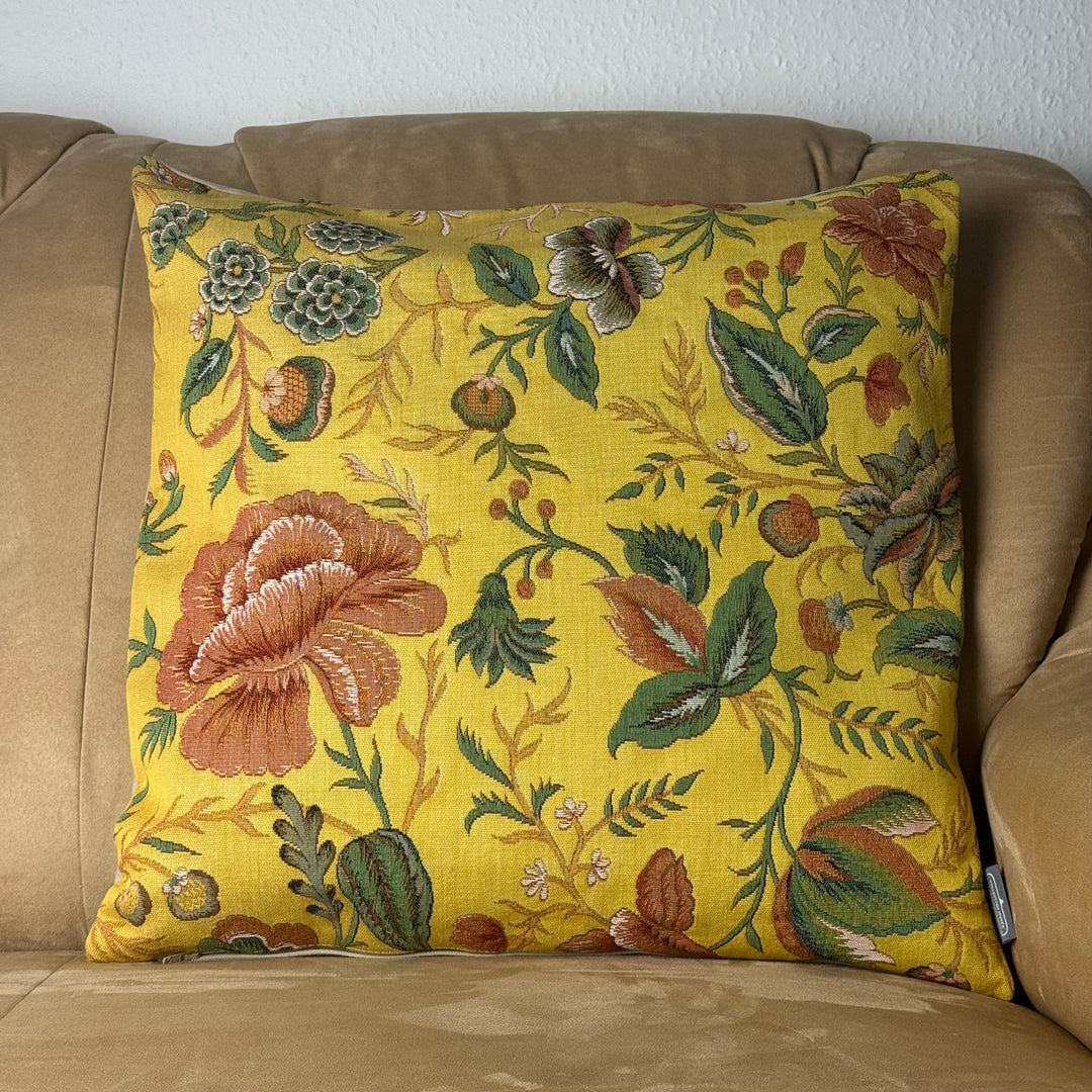 Sárga párnahuzat bazsarózsa mintával, botanikai design a Toile de Jouy Múzeumból (jacquard szövés)