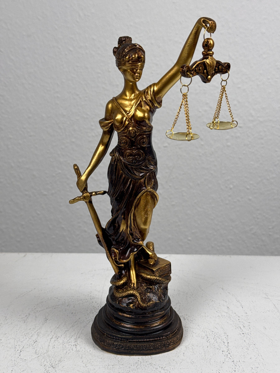 Justitia Szobor – A Törvény és Igazságosság Jelképe (Kicsi, antikolt bronz hatású)