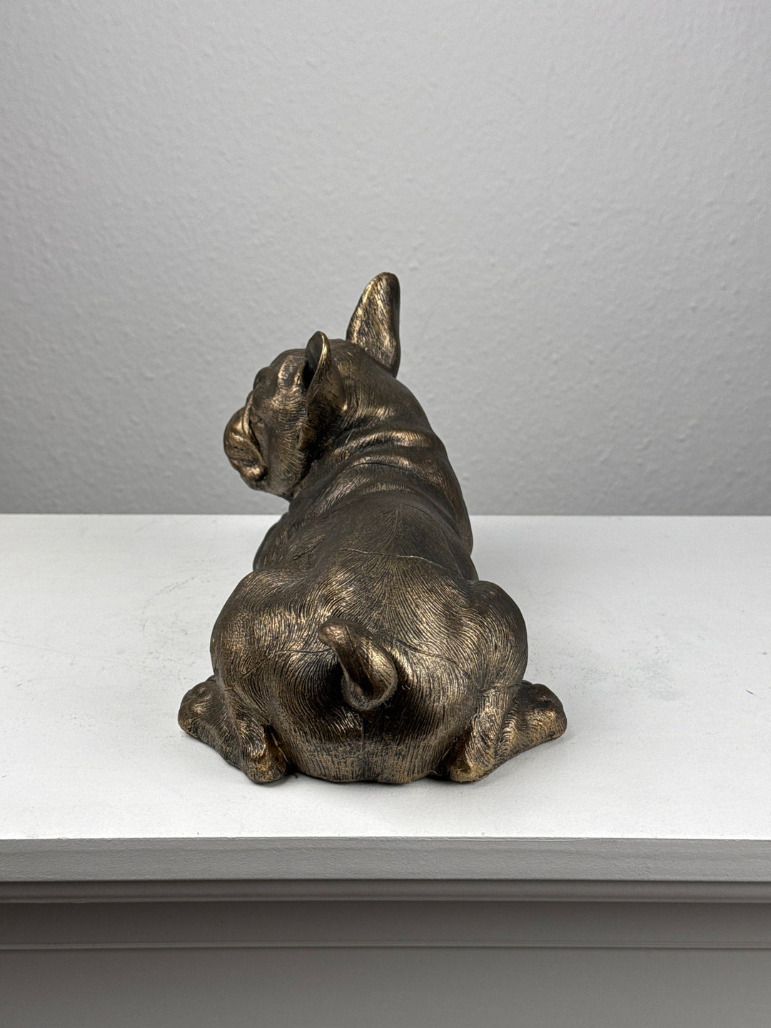 Elbűvölő Francia Bulldog – Fekvő Szobor (Bronz Hatású)