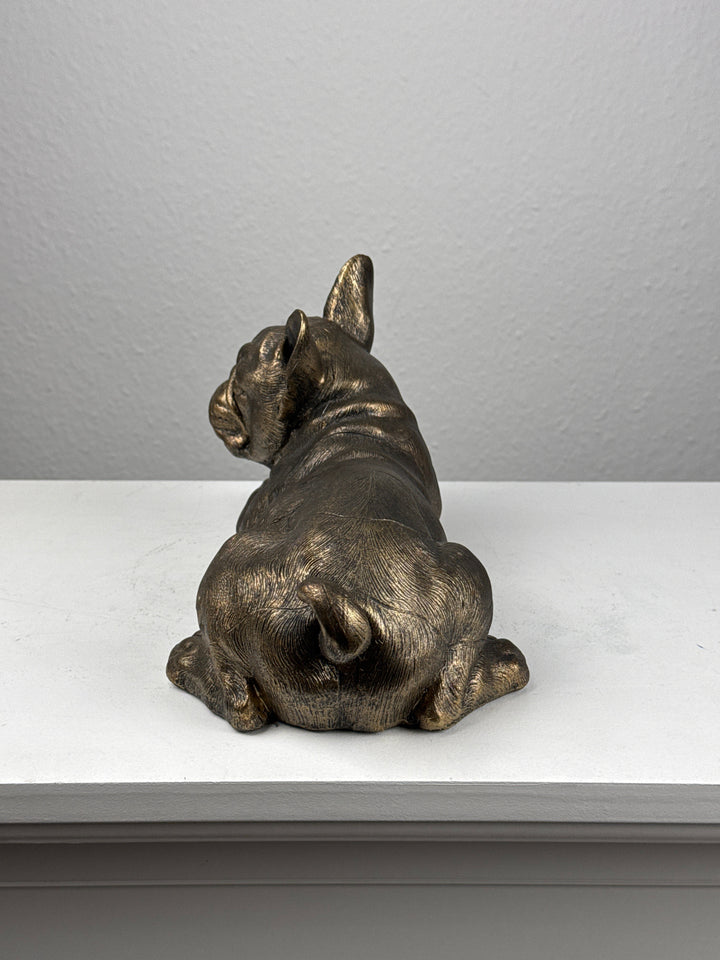 Elbűvölő Francia Bulldog – Fekvő Szobor (Bronz Hatású)