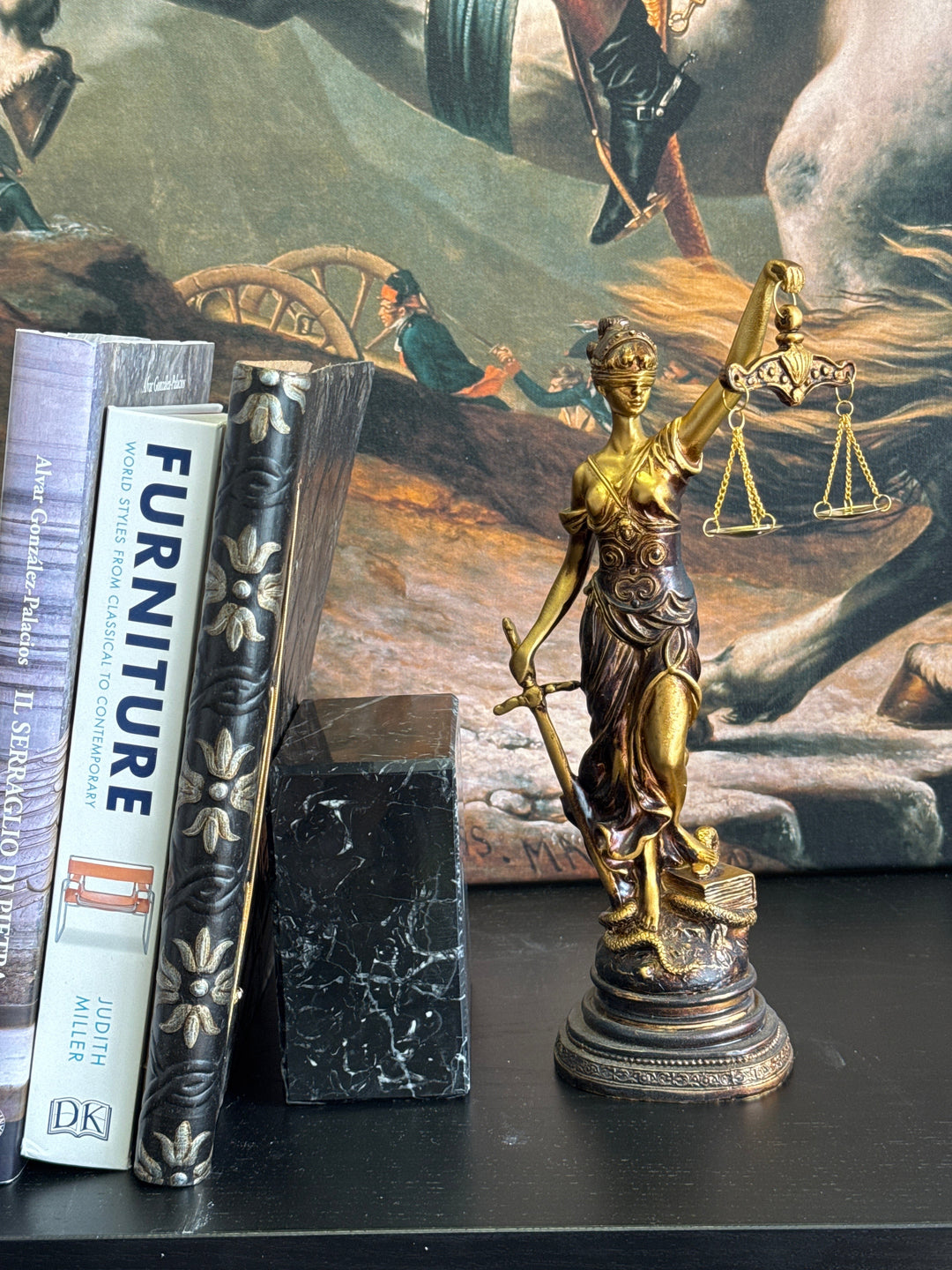 Justitia Szobor – A Törvény és Igazságosság Jelképe (Kicsi, antikolt bronz hatású)