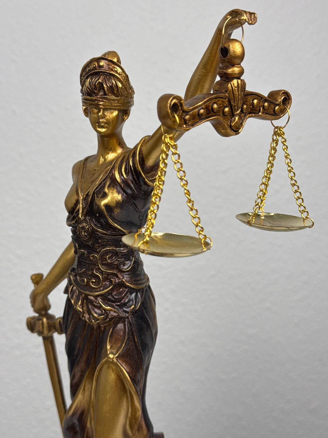 Justitia Szobor – A Törvény és Igazságosság Jelképe (Antikolt bronz hatású)