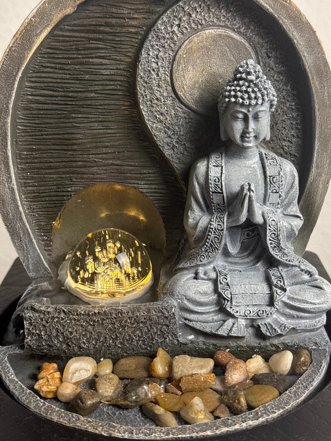 Meditáló Buddha Szökőkút – Zen Nyugalom Fénnyel és Vízzel
