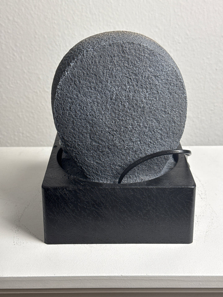 Meditáló Buddha Szökőkút – Zen Nyugalom Fénnyel és Vízzel