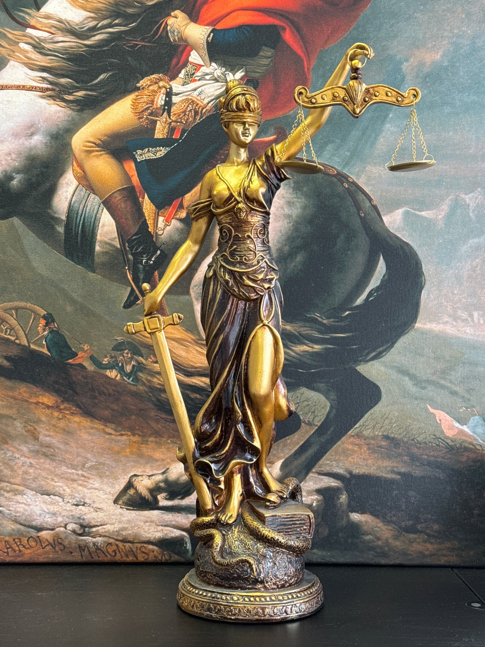Justitia Szobor – A Törvény és Igazságosság Jelképe (Nagy, antikolt bronz hatású)
