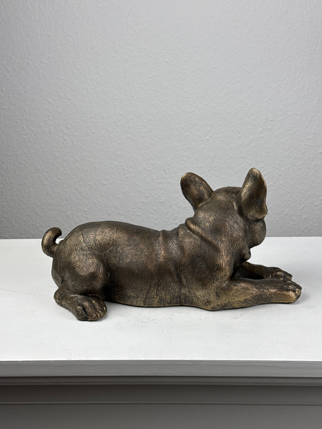 Elbűvölő Francia Bulldog – Fekvő Szobor (Bronz Hatású)