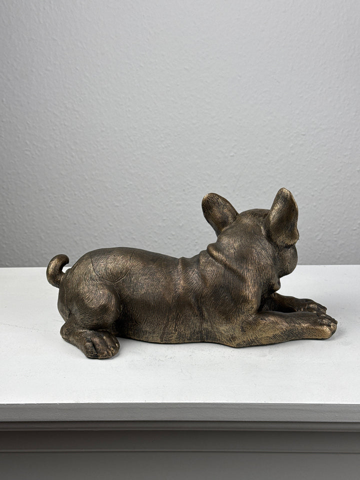Elbűvölő Francia Bulldog – Fekvő Szobor (Bronz Hatású)