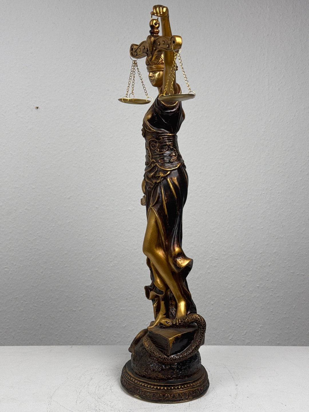 Justitia Szobor – A Törvény és Igazságosság Jelképe (Nagy, antikolt bronz hatású)