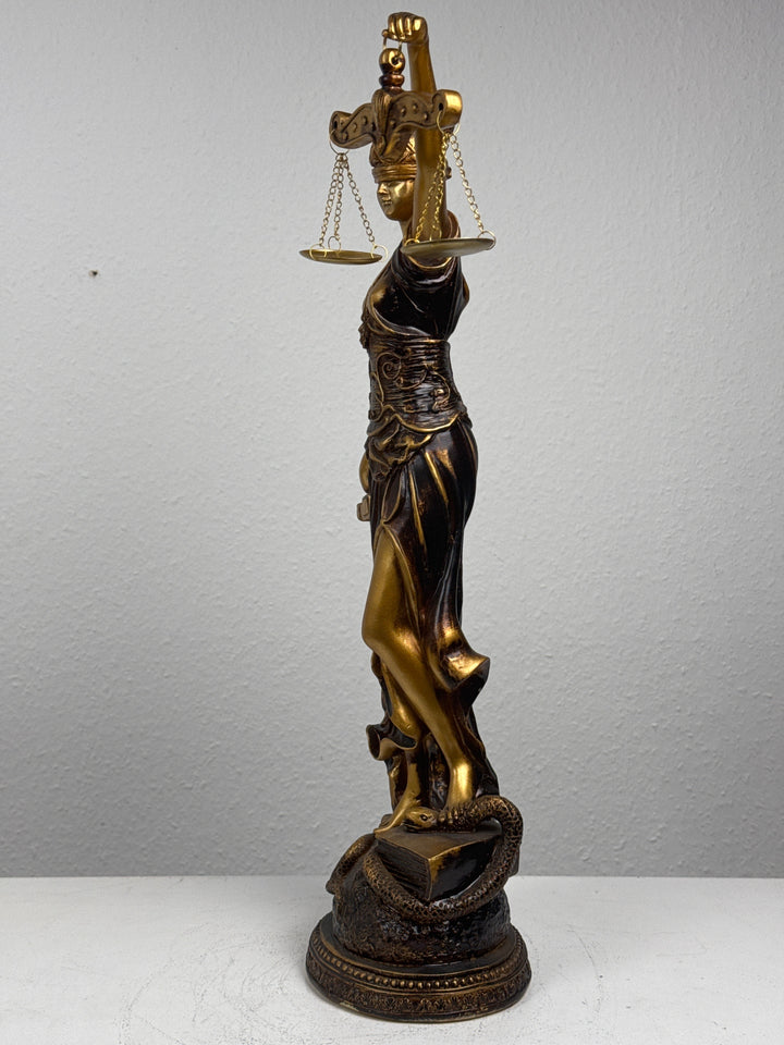Justitia Szobor – A Törvény és Igazságosság Jelképe (Nagy, antikolt bronz hatású)