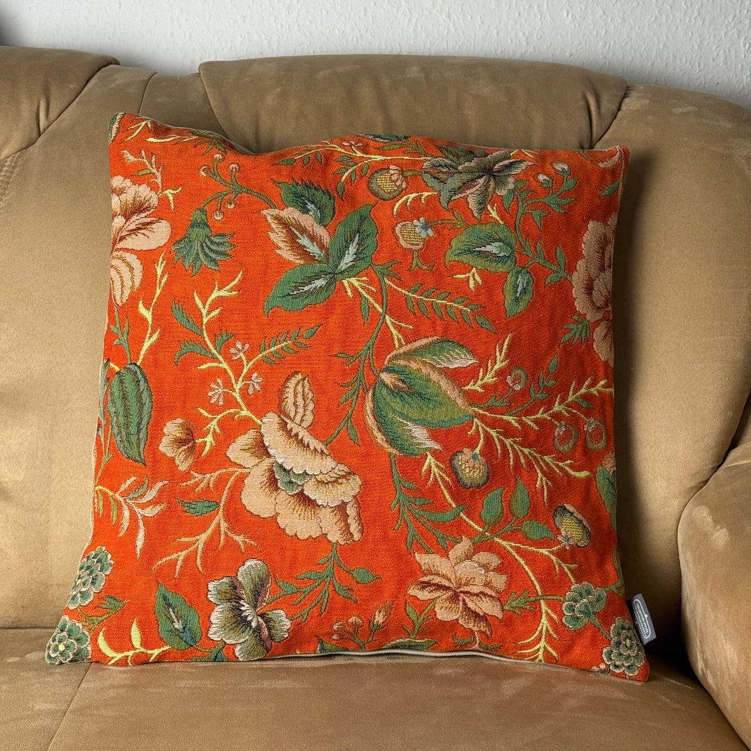 Narancssárga párnahuzat bazsarózsa mintával, botanikai design a Toile de Jouy Múzeumból (jacquard szövés)