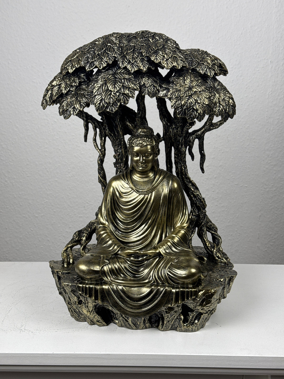 Buddha Szobor a Bodhi-Fa Alatt (Bronz Hatású)