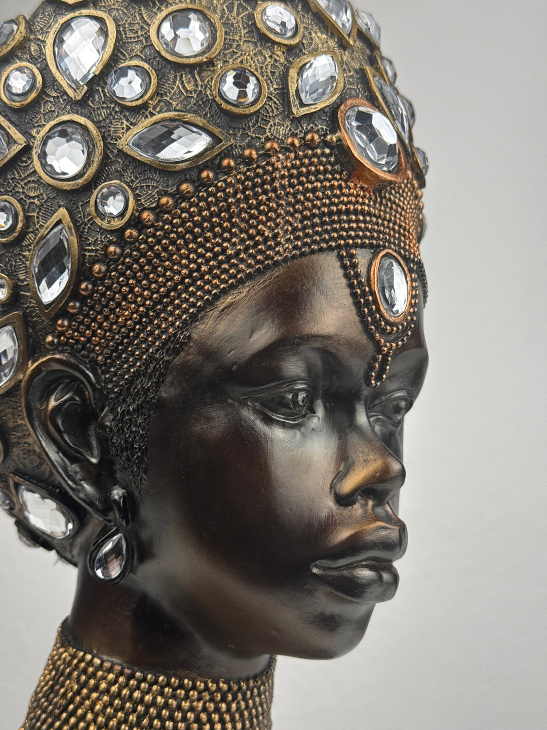 Fenséges Afrikai Királynő Mellszobor (Bronz Hatású)