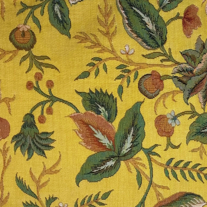 Sárga párnahuzat bazsarózsa mintával, botanikai design a Toile de Jouy Múzeumból (jacquard szövés)