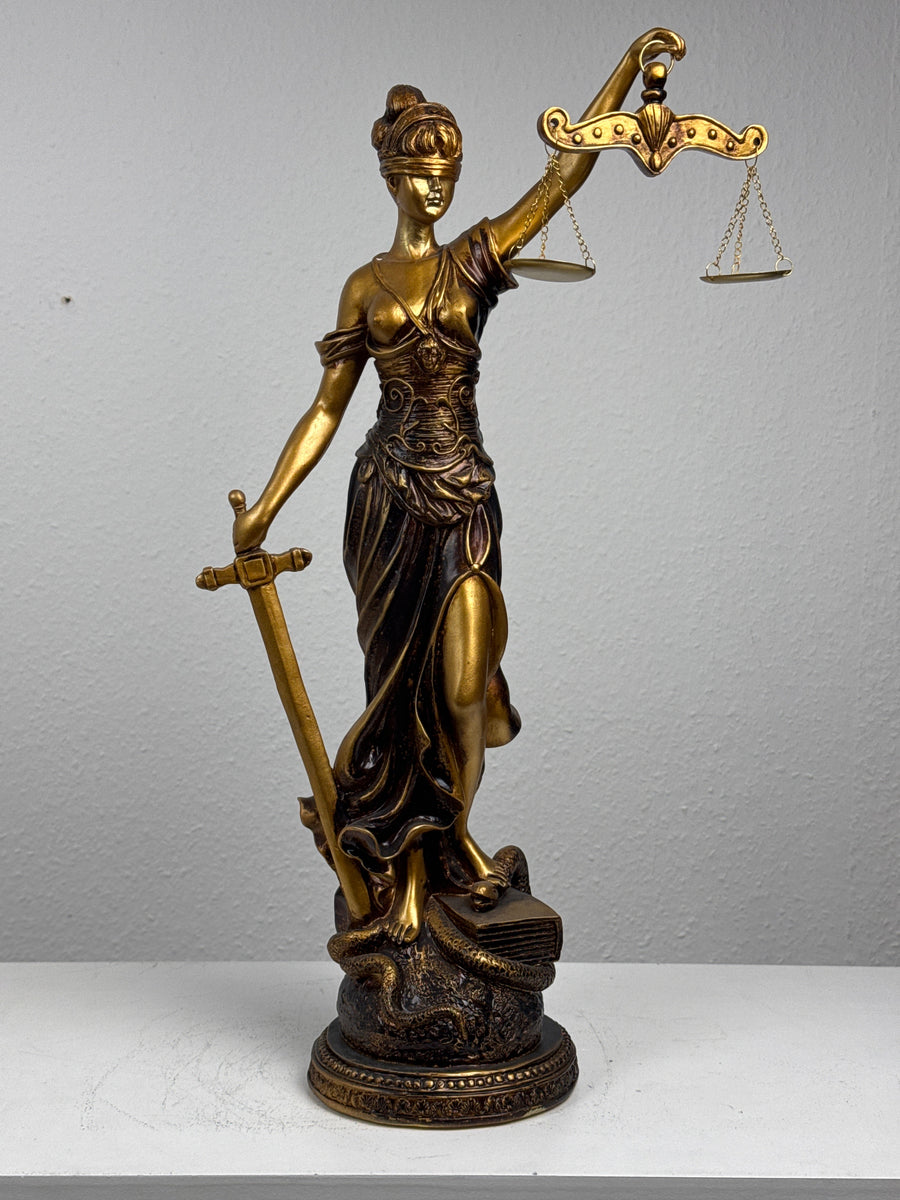 Justitia Szobor – A Törvény és Igazságosság Jelképe (Nagy, antikolt bronz hatású)