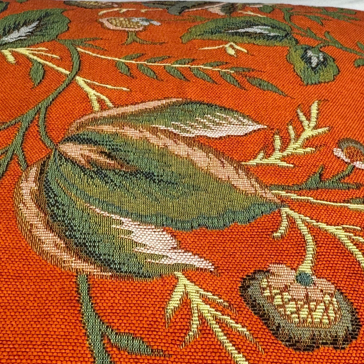 Narancssárga párnahuzat bazsarózsa mintával, botanikai design a Toile de Jouy Múzeumból (jacquard szövés)