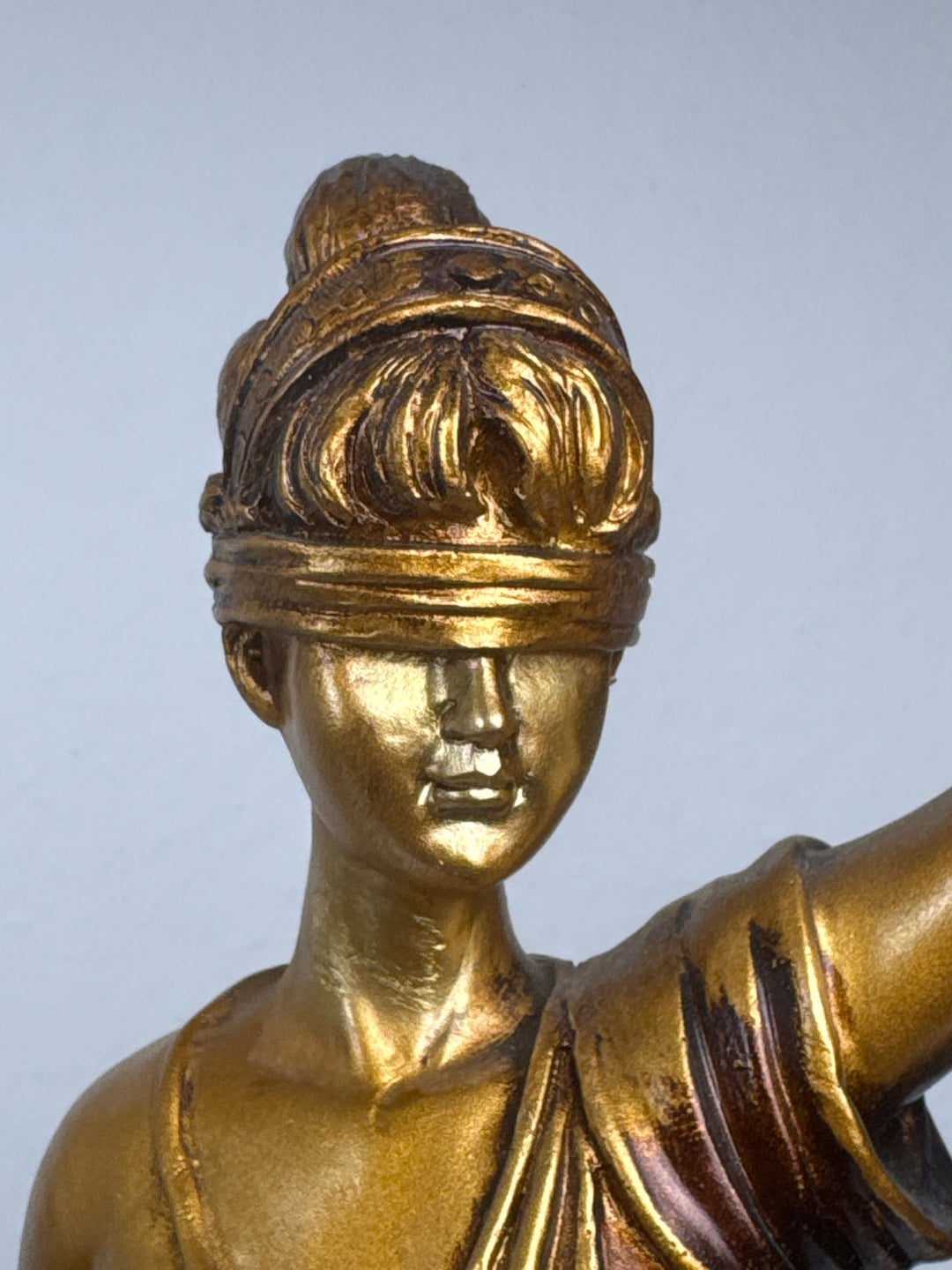 Justitia Szobor – A Törvény és Igazságosság Jelképe (Nagy, antikolt bronz hatású)