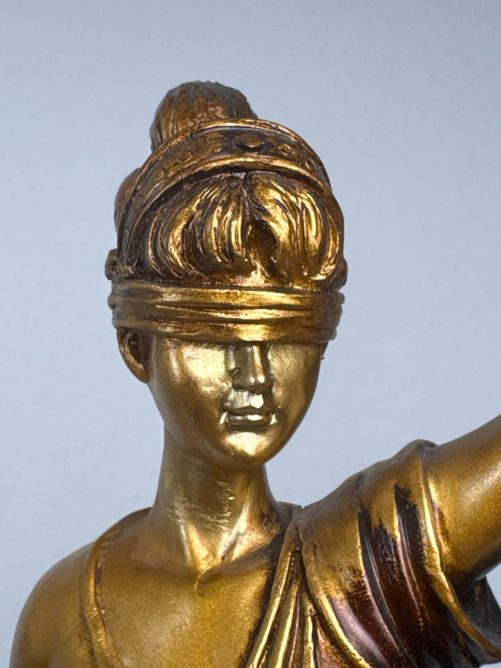 Justitia Szobor – A Törvény és Igazságosság Jelképe (Nagy, antikolt bronz hatású)
