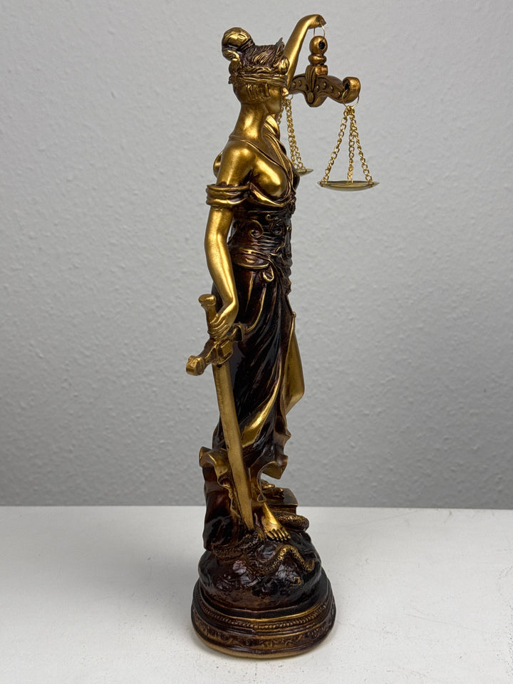Justitia Szobor – A Törvény és Igazságosság Jelképe (Antikolt bronz hatású)