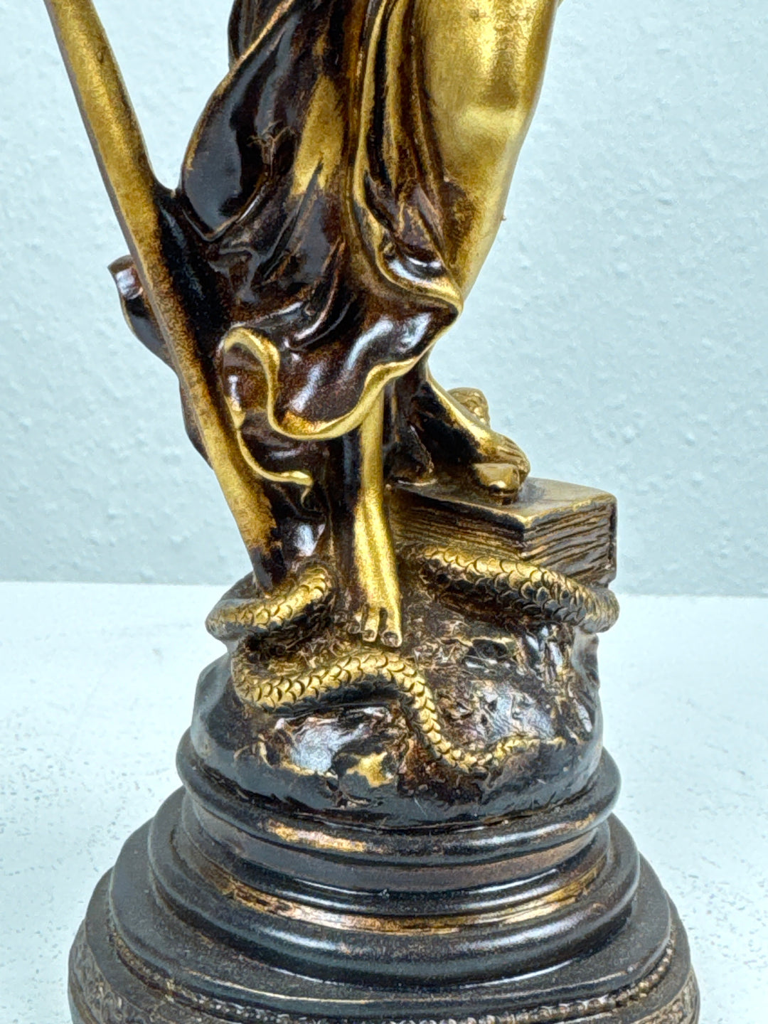 Justitia Szobor – A Törvény és Igazságosság Jelképe (Kicsi, antikolt bronz hatású)