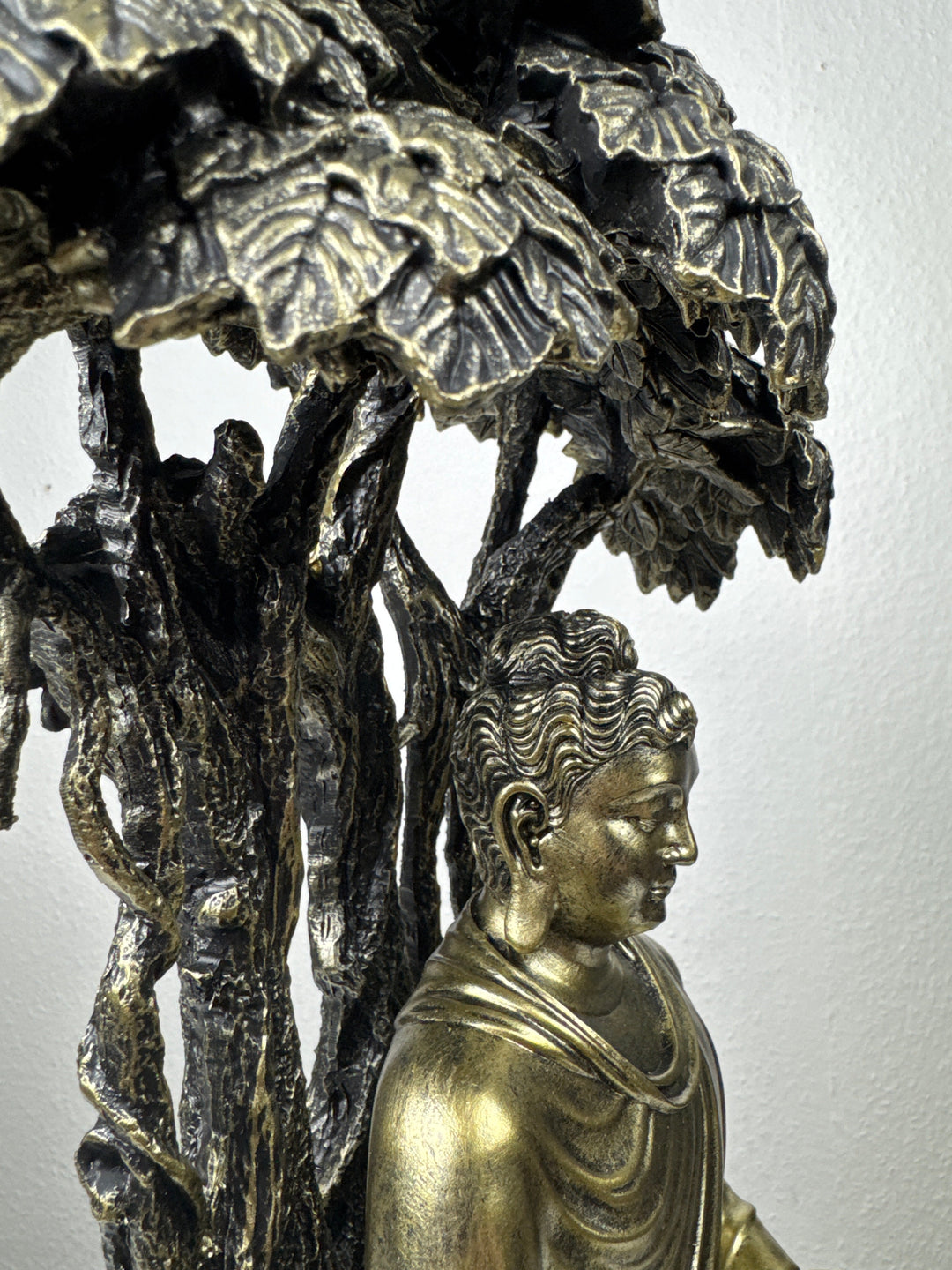 Buddha Szobor a Bodhi-Fa Alatt (Bronz Hatású)