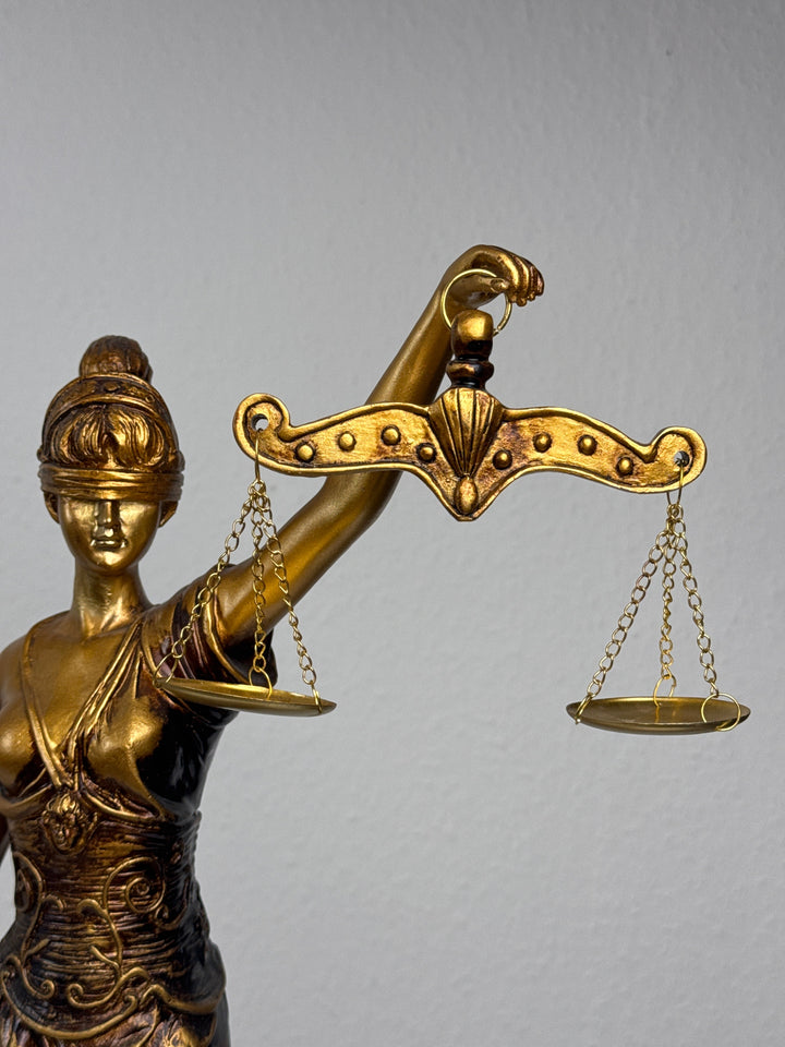 Justitia Szobor – A Törvény és Igazságosság Jelképe (Nagy, antikolt bronz hatású)