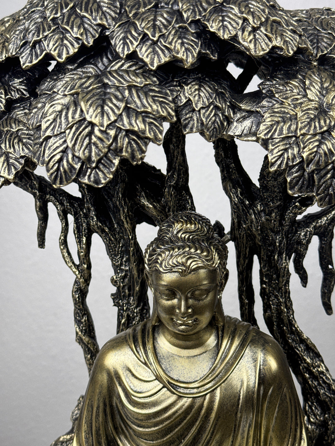 Buddha Szobor a Bodhi-Fa Alatt (Bronz Hatású)