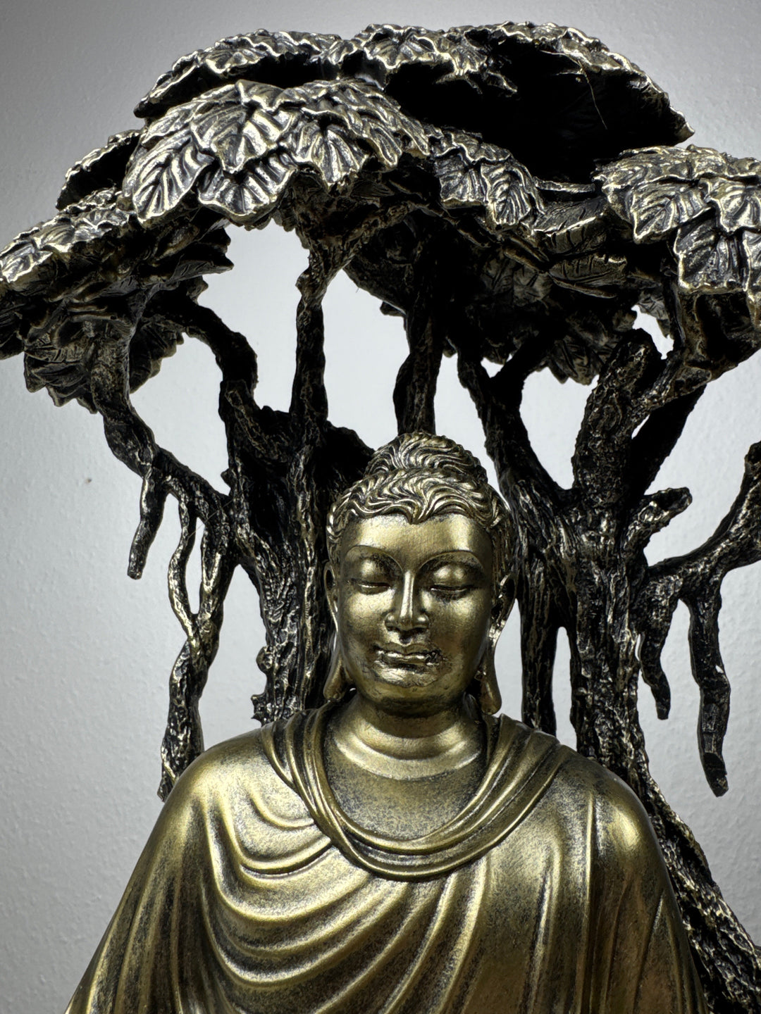 Buddha Szobor a Bodhi-Fa Alatt (Bronz Hatású)