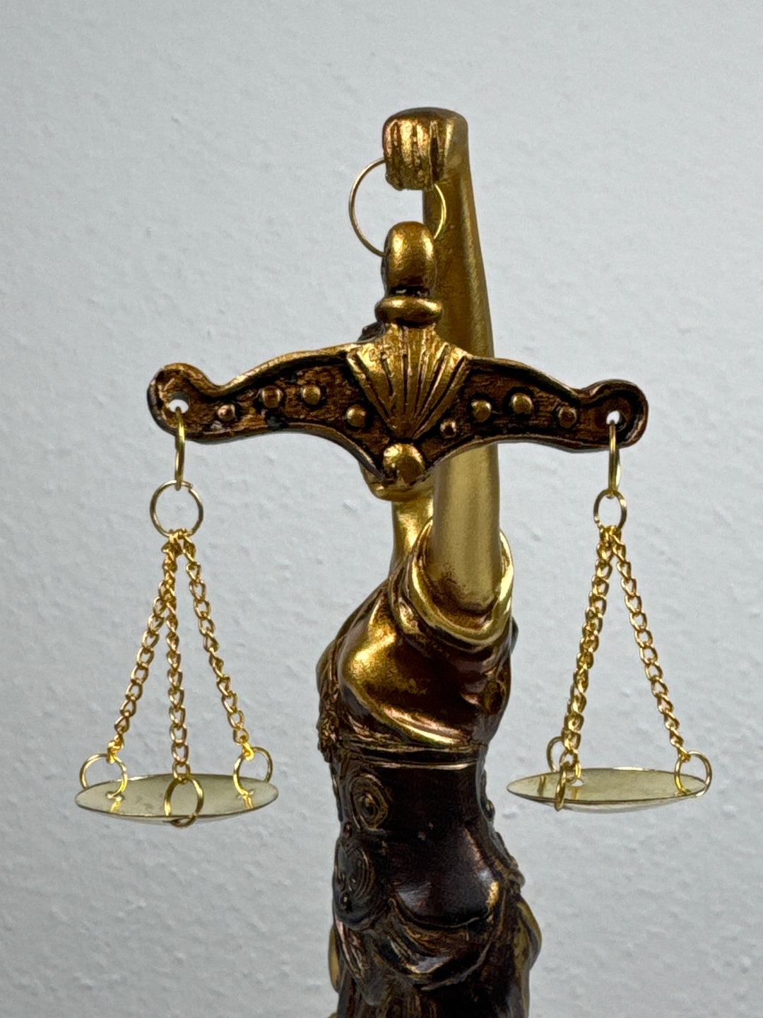 Justitia Szobor – A Törvény és Igazságosság Jelképe (Kicsi, antikolt bronz hatású)