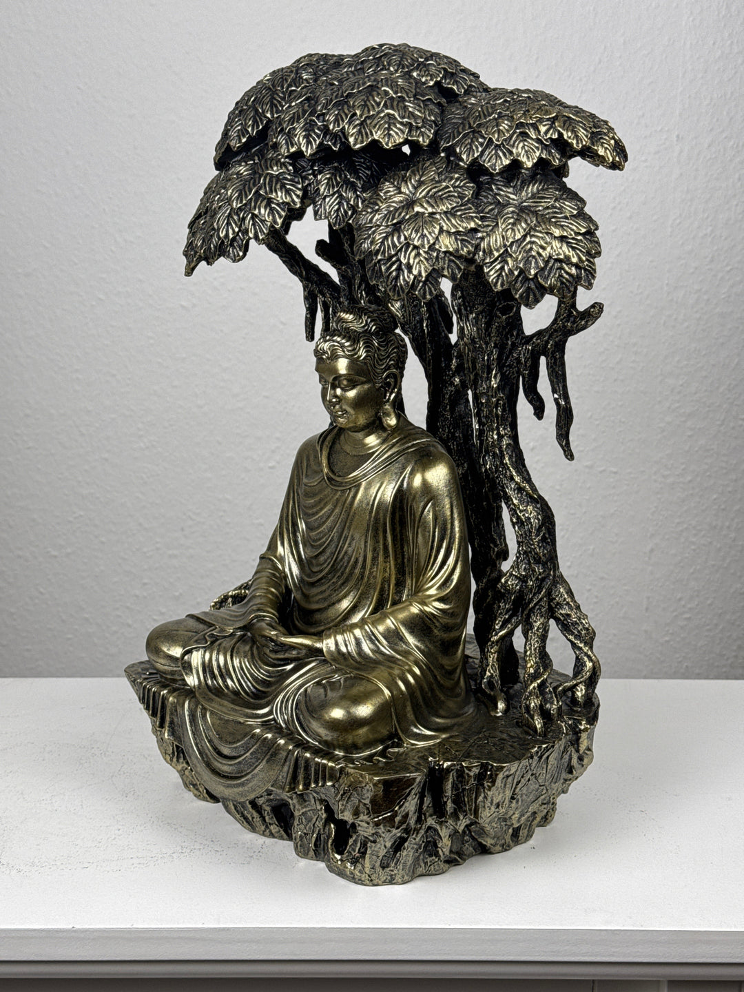 Buddha Szobor a Bodhi-Fa Alatt (Bronz Hatású)