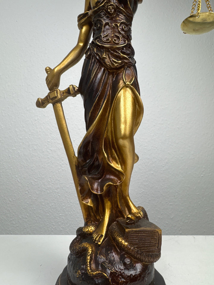 Justitia Szobor – A Törvény és Igazságosság Jelképe (Antikolt bronz hatású)