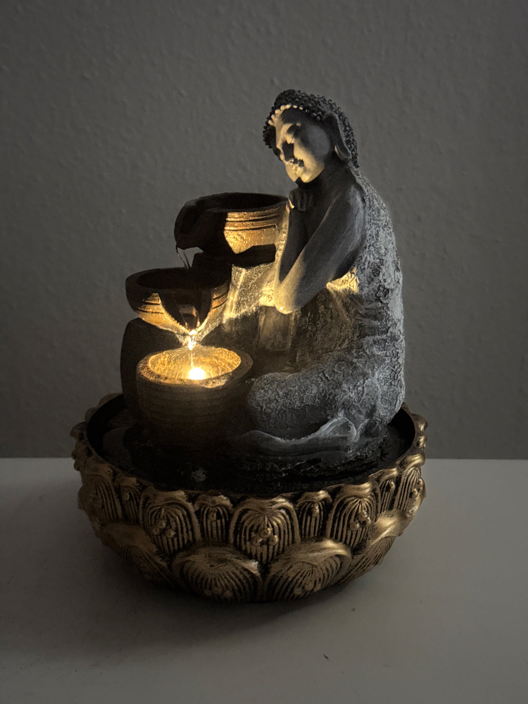 Buddha Beltéri Szökőkút – Zen Nyugalom Fénnyel és Vízzel
