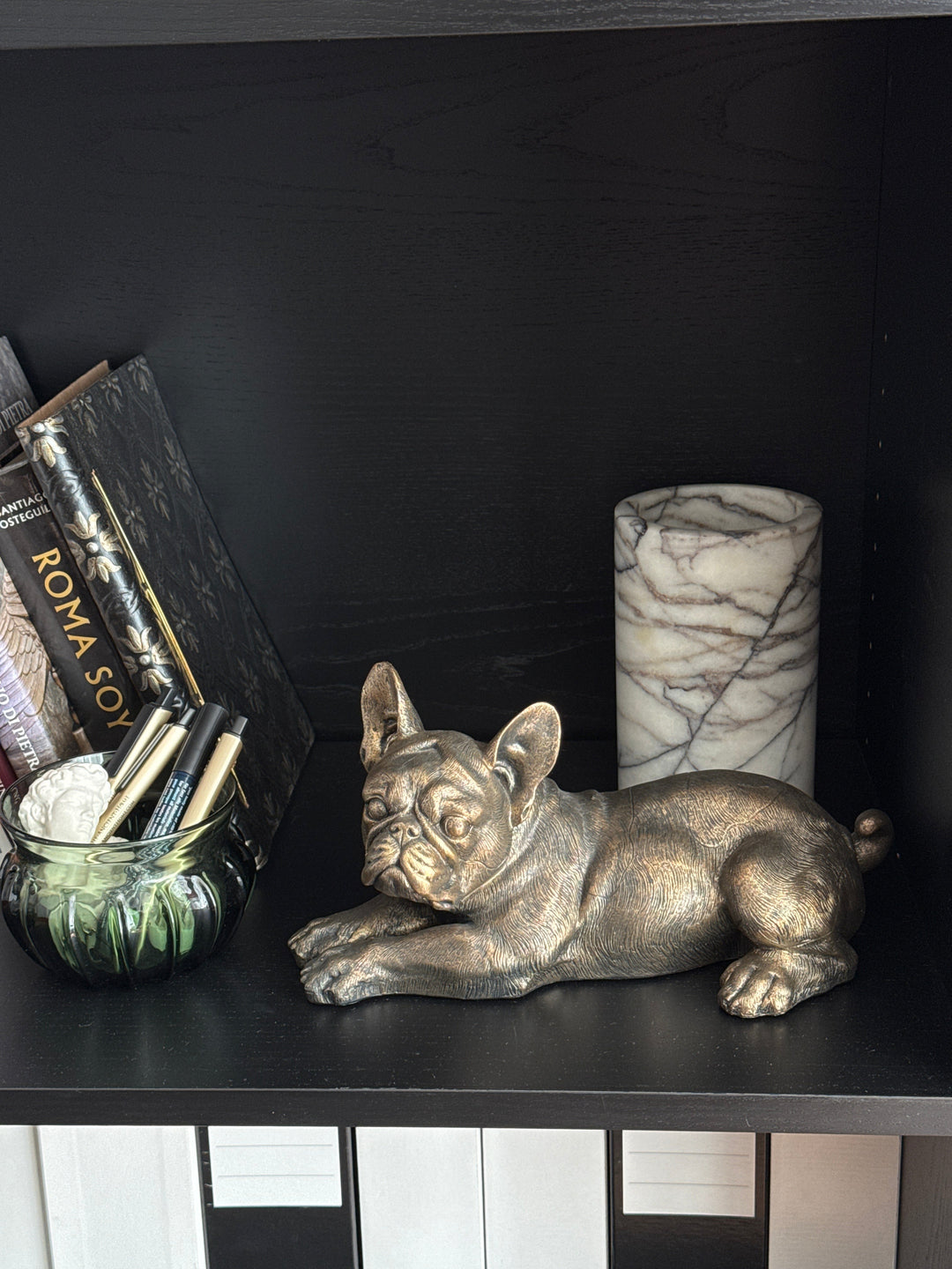 Elbűvölő Francia Bulldog – Fekvő Szobor (Bronz Hatású)