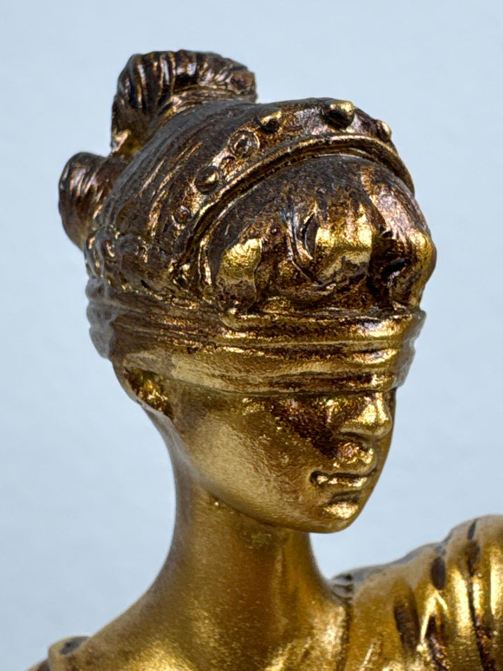 Justitia Szobor – A Törvény és Igazságosság Jelképe (Kicsi, antikolt bronz hatású)