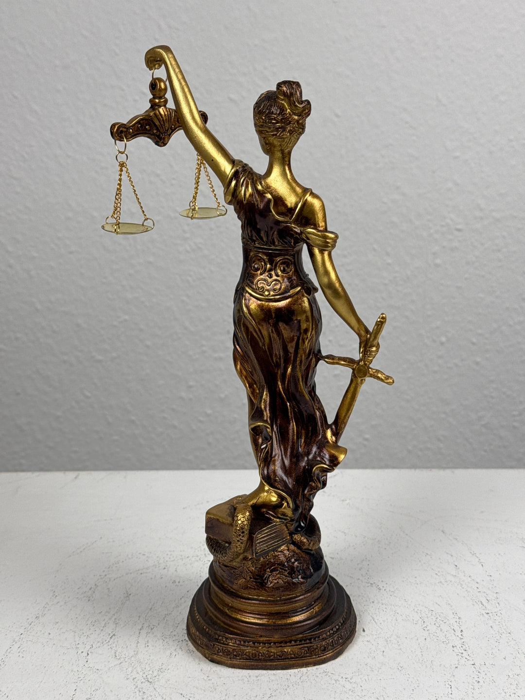 Justitia Szobor – A Törvény és Igazságosság Jelképe (Kicsi, antikolt bronz hatású)
