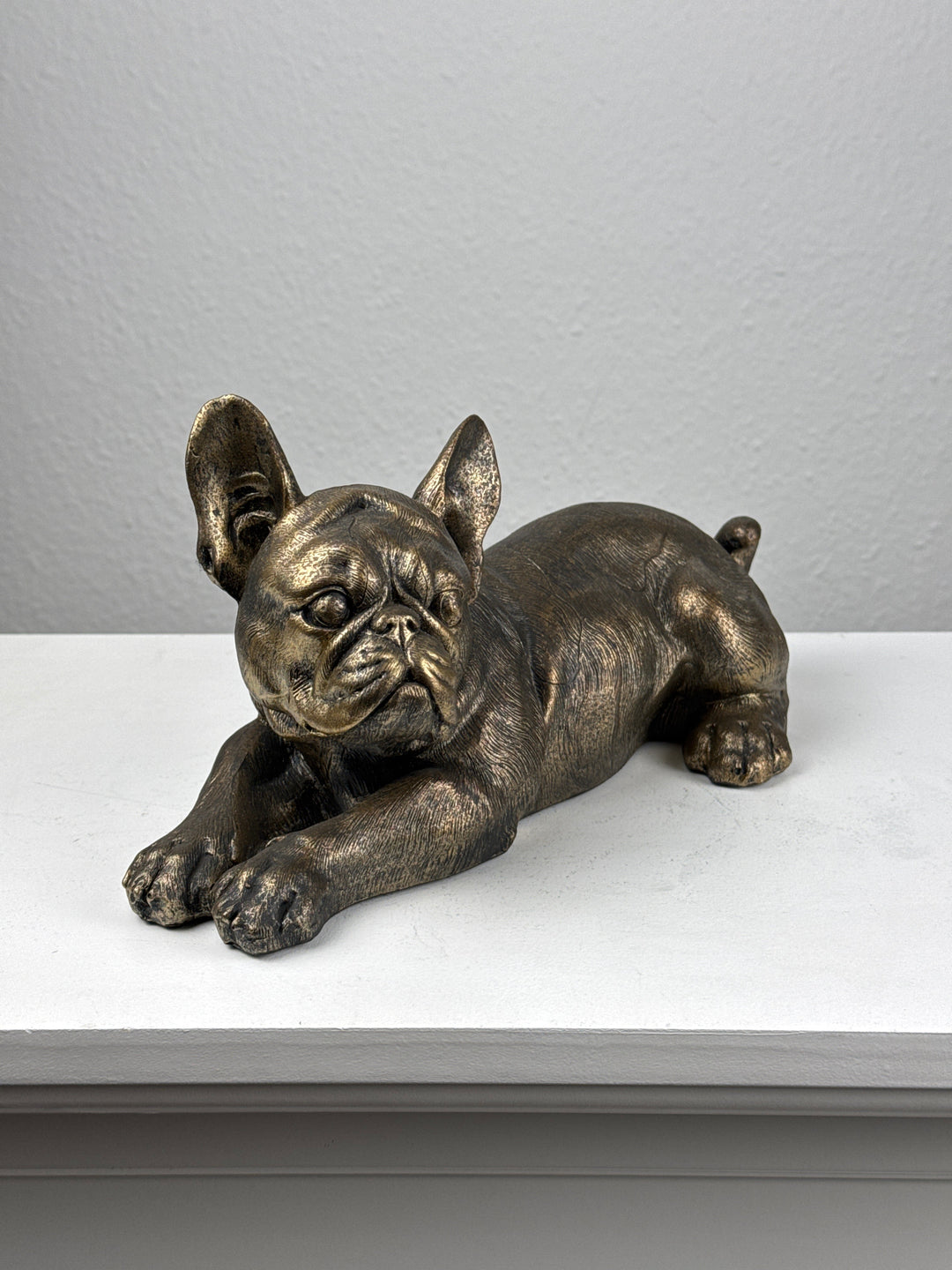 Elbűvölő Francia Bulldog – Fekvő Szobor (Bronz Hatású)