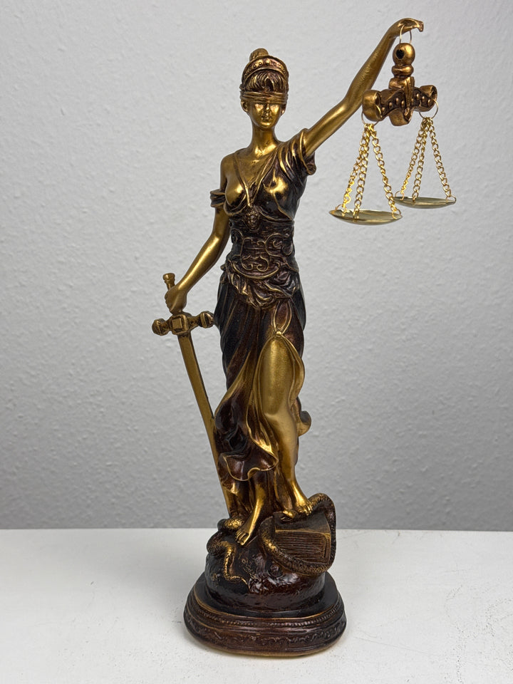 Justitia Szobor – A Törvény és Igazságosság Jelképe (Antikolt bronz hatású)