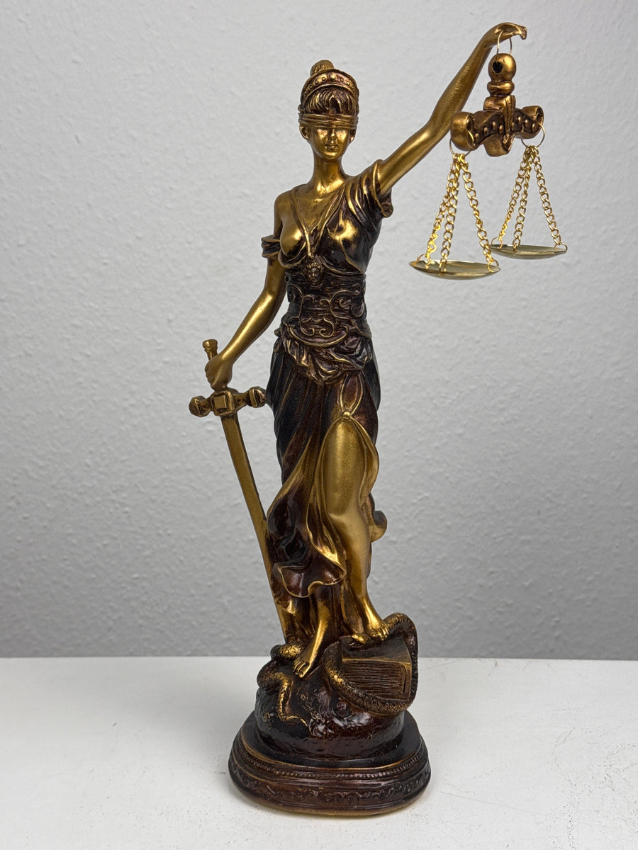Justitia Szobor – A Törvény és Igazságosság Jelképe (Antikolt bronz hatású)