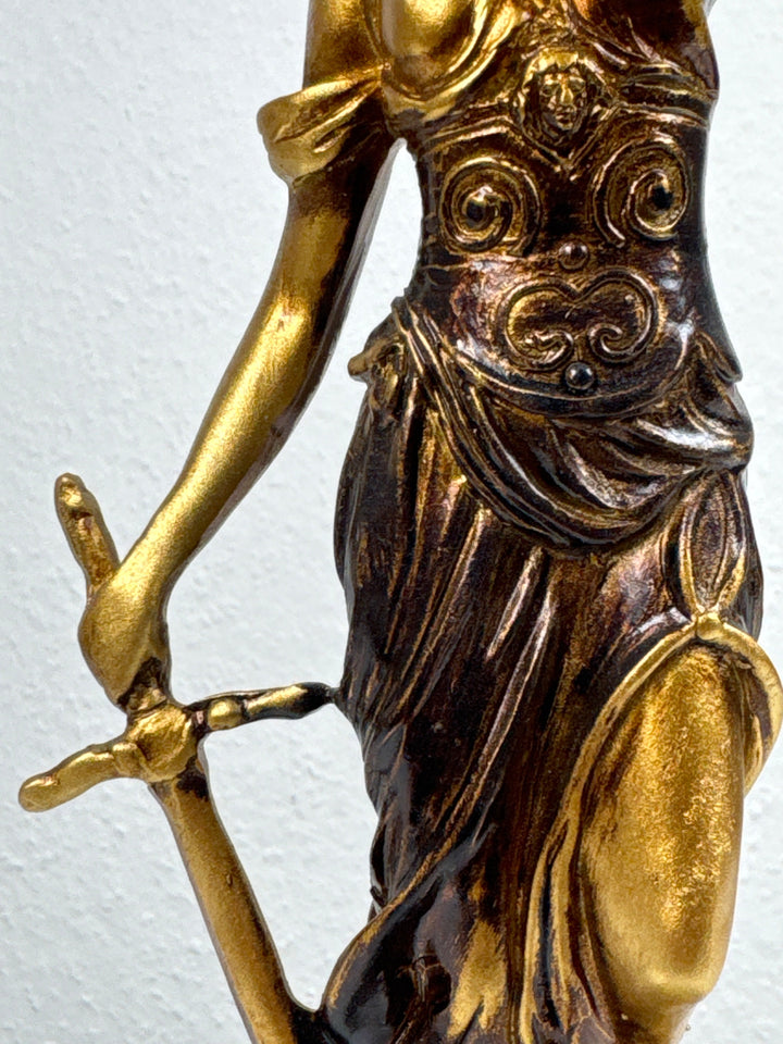 Justitia Szobor – A Törvény és Igazságosság Jelképe (Kicsi, antikolt bronz hatású)