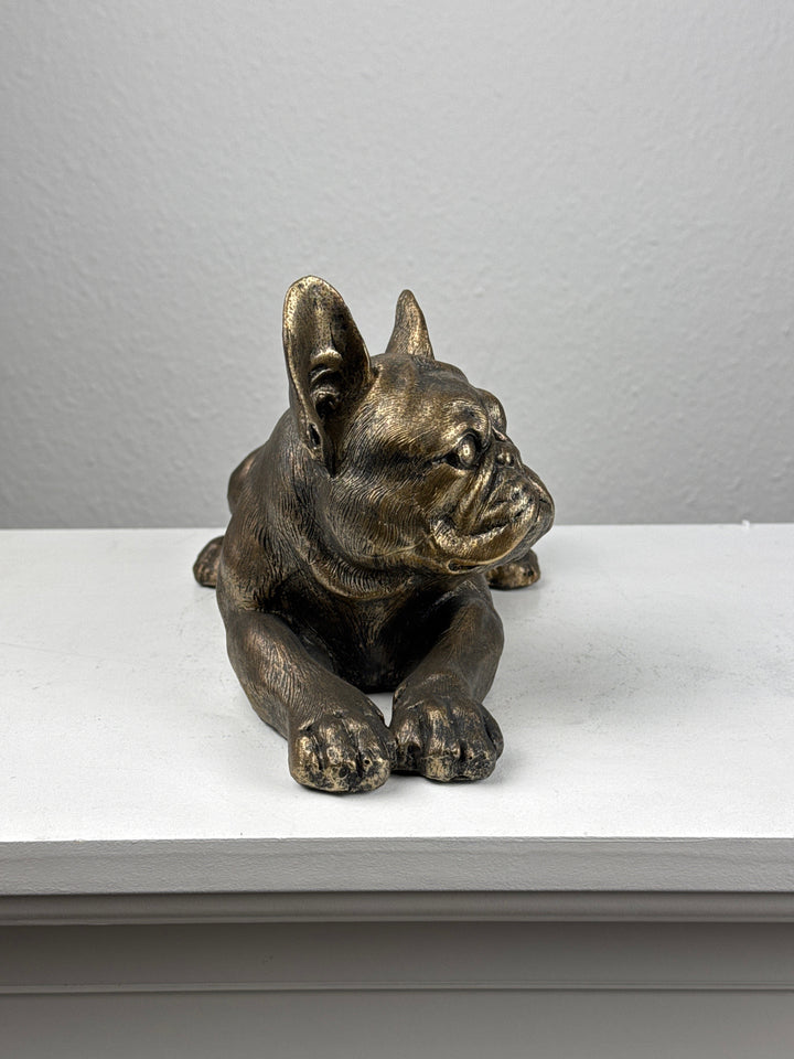 Elbűvölő Francia Bulldog – Fekvő Szobor (Bronz Hatású)