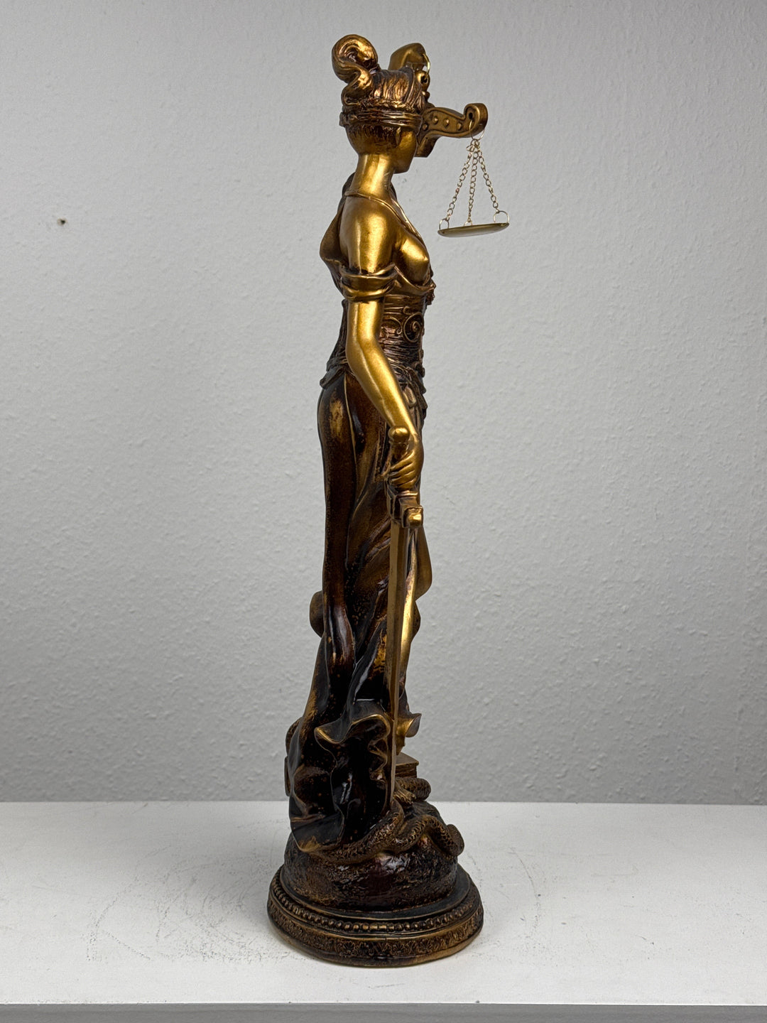 Justitia Szobor – A Törvény és Igazságosság Jelképe (Nagy, antikolt bronz hatású)