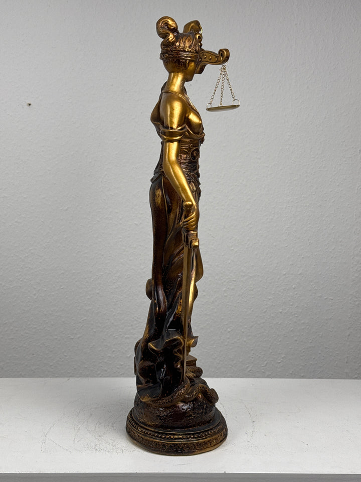 Justitia Szobor – A Törvény és Igazságosság Jelképe (Nagy, antikolt bronz hatású)