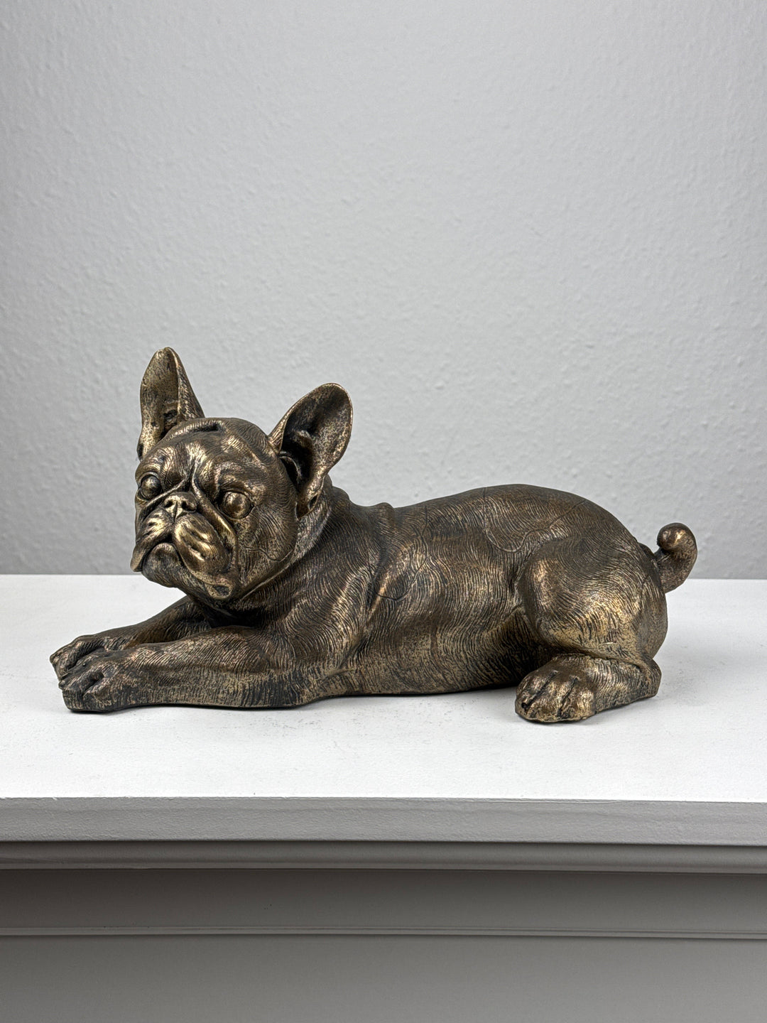 Elbűvölő Francia Bulldog – Fekvő Szobor (Bronz Hatású)