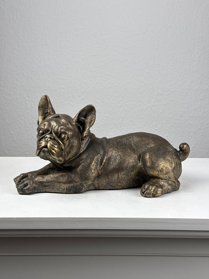 Elbűvölő Francia Bulldog – Fekvő Szobor (Bronz Hatású)