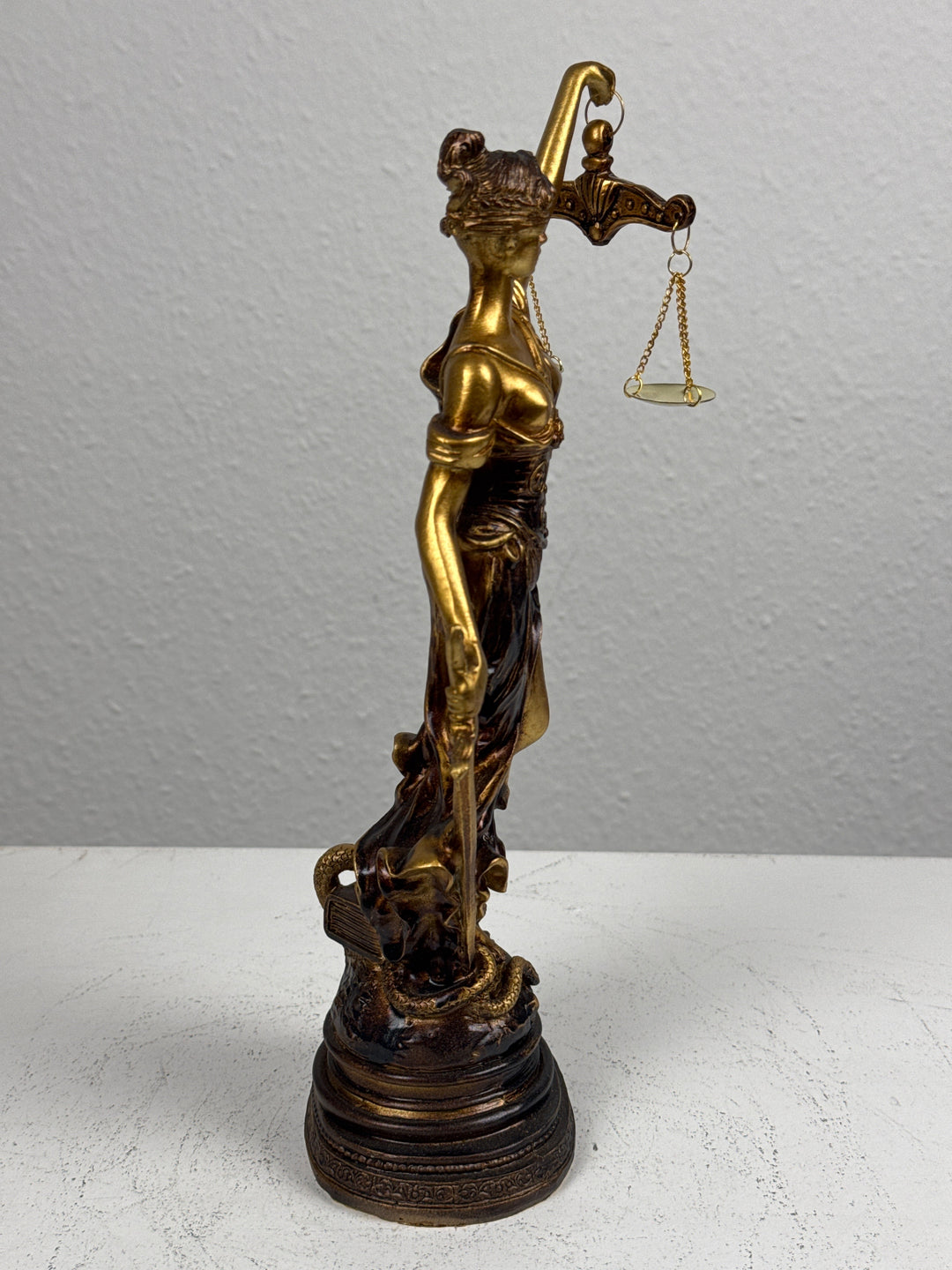 Justitia Szobor – A Törvény és Igazságosság Jelképe (Kicsi, antikolt bronz hatású)