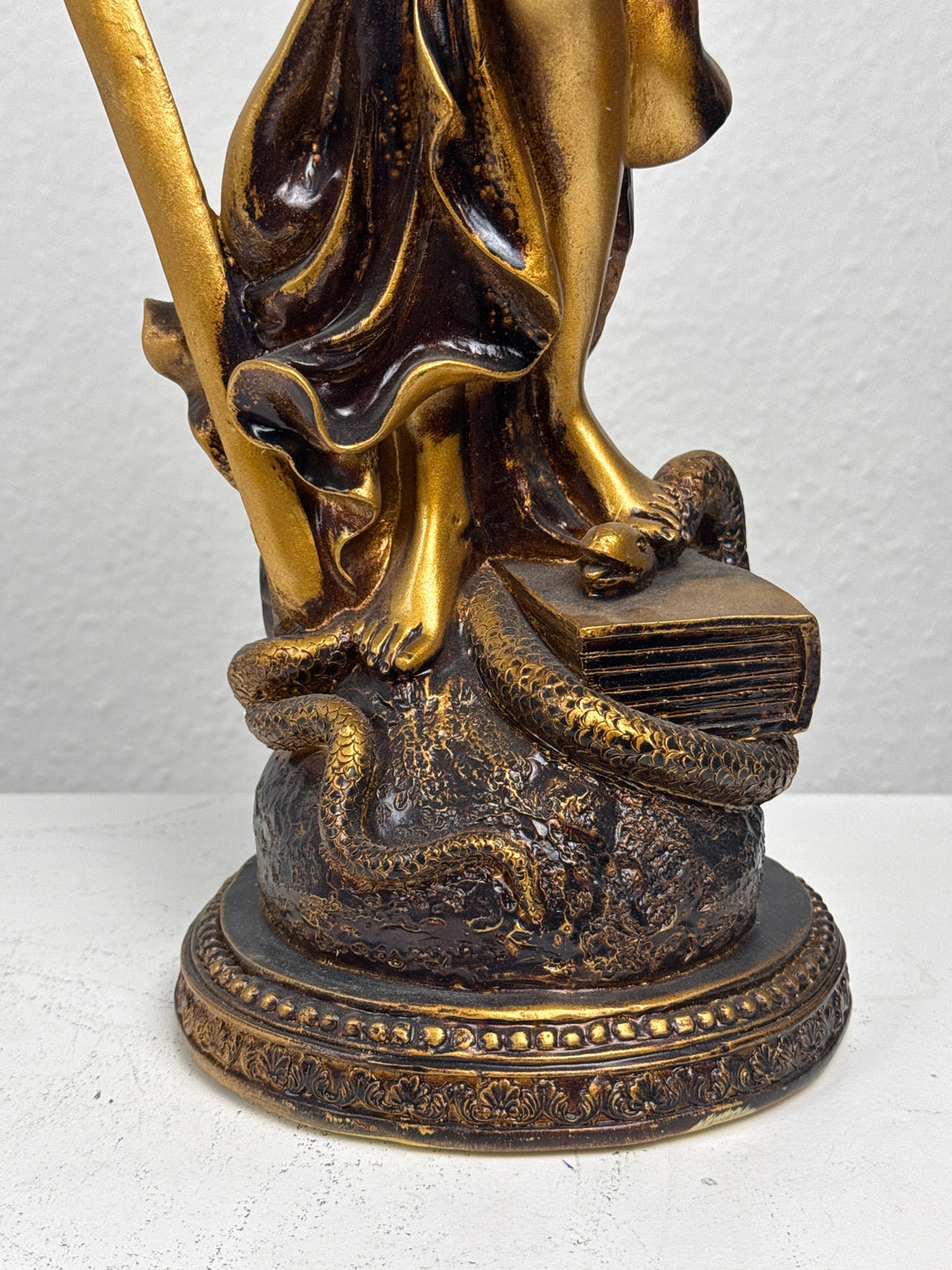 Justitia Szobor – A Törvény és Igazságosság Jelképe (Nagy, antikolt bronz hatású)