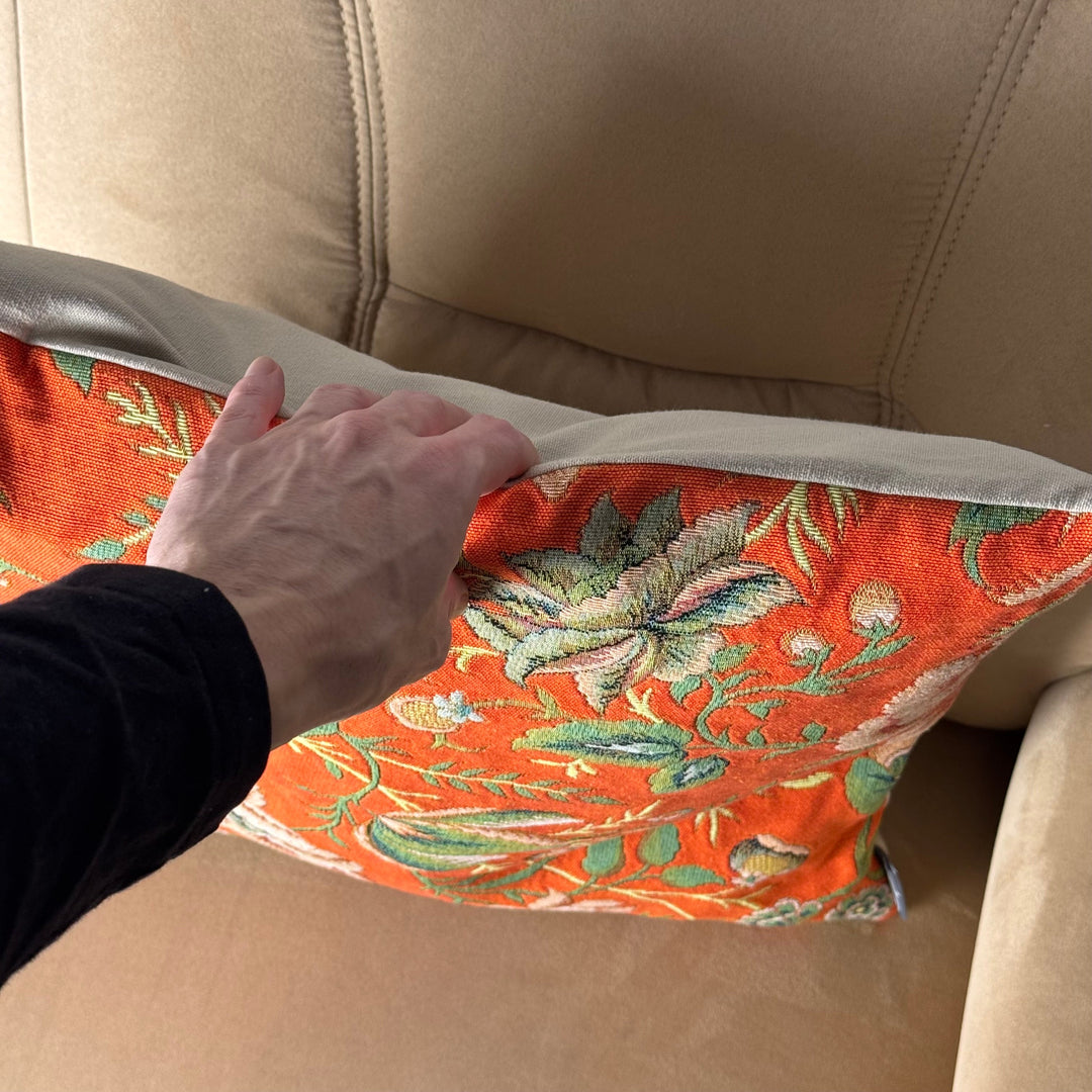 Narancssárga párnahuzat bazsarózsa mintával, botanikai design a Toile de Jouy Múzeumból (jacquard szövés)