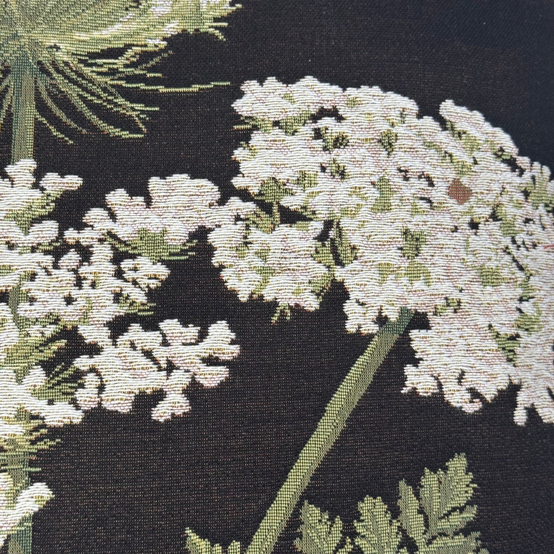 Fekete párnahuzat, dekoratív ernyős virág (jacquard szövés)
