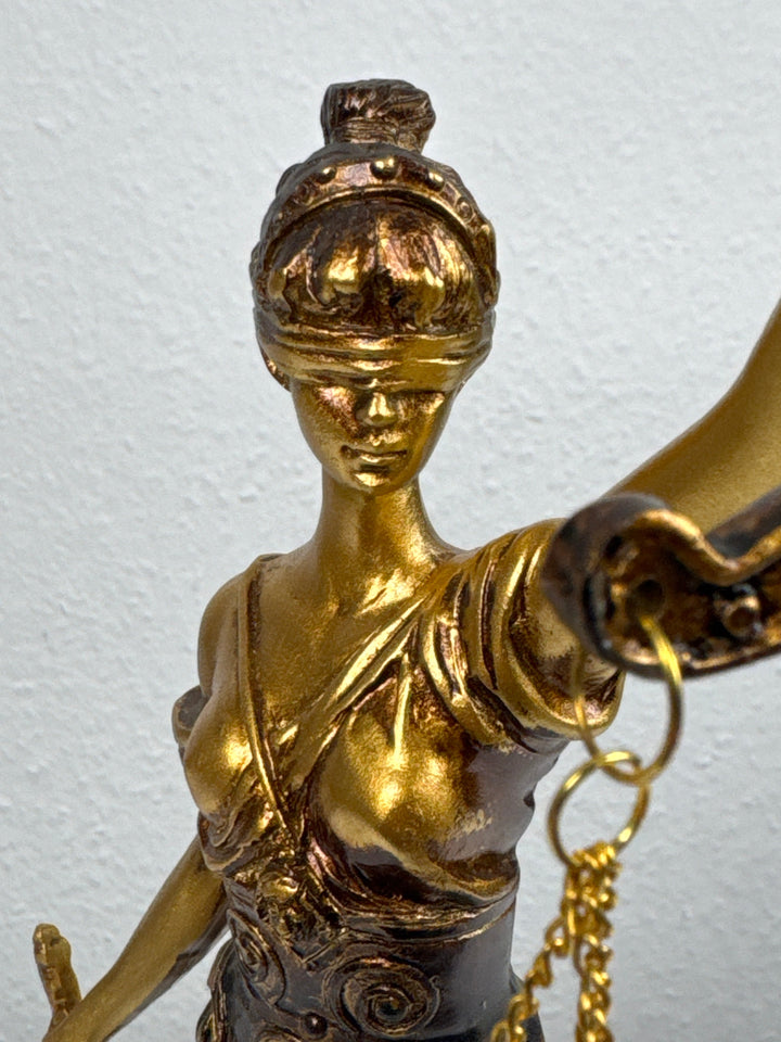 Justitia Szobor – A Törvény és Igazságosság Jelképe (Kicsi, antikolt bronz hatású)
