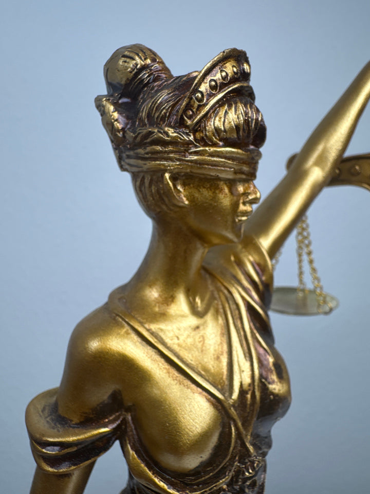 Justitia Szobor – A Törvény és Igazságosság Jelképe (Antikolt bronz hatású)